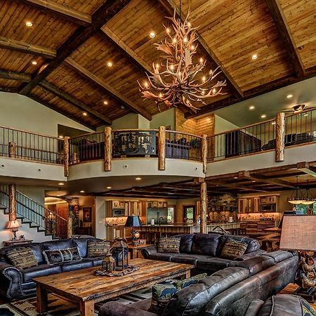 Whispering Pines Lodge: 9 Bedroom Eagle River Exterior photo