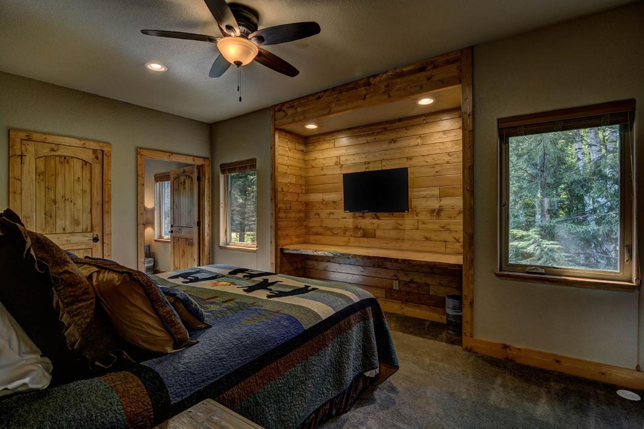 Whispering Pines Lodge: 9 Bedroom Eagle River Exterior photo