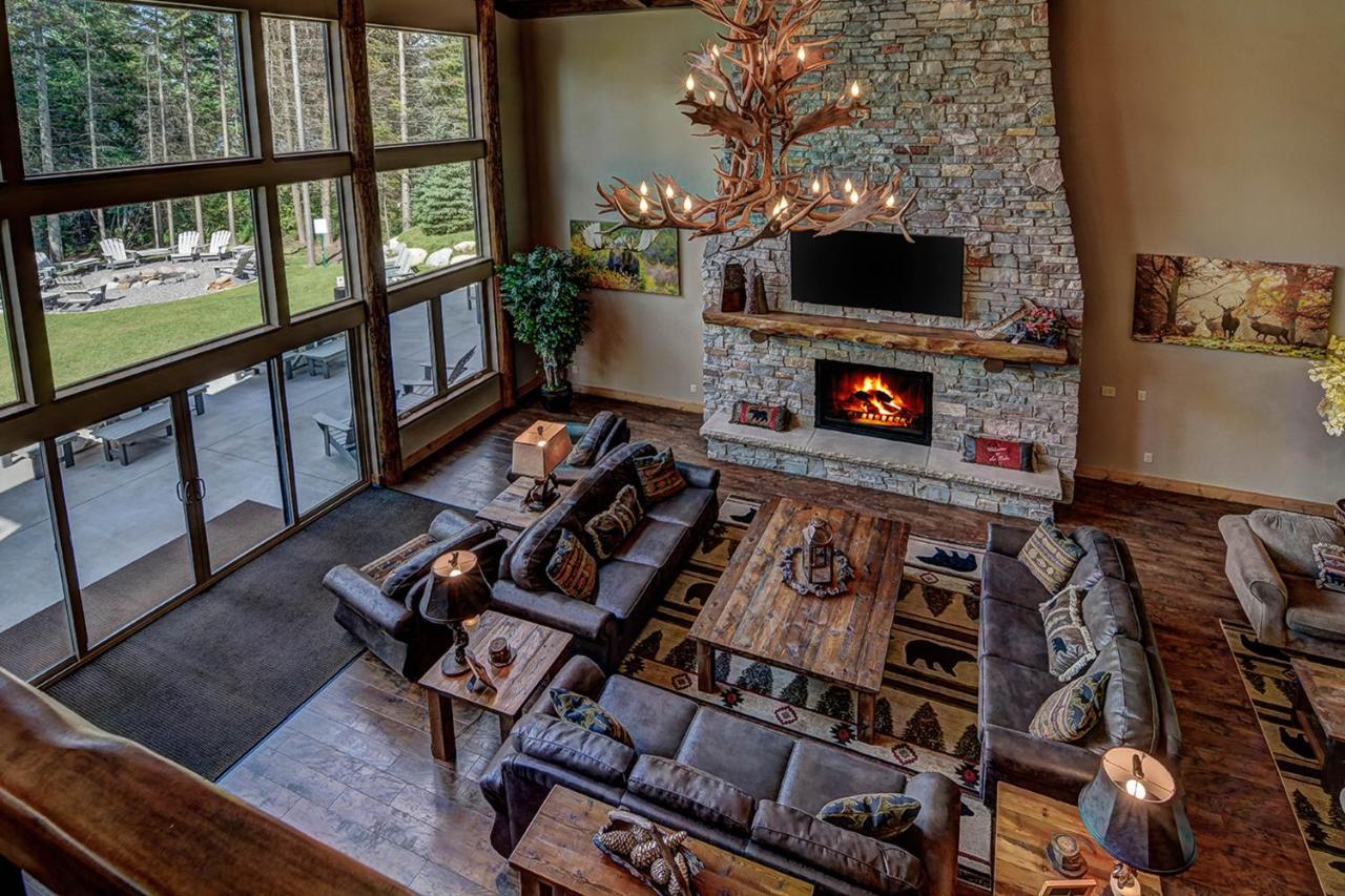 Whispering Pines Lodge: 9 Bedroom Eagle River Exterior photo