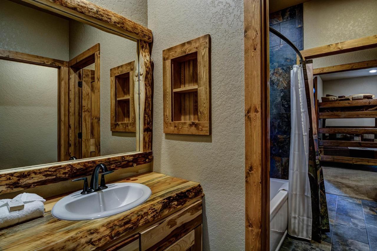 Whispering Pines Lodge: 9 Bedroom Eagle River Exterior photo