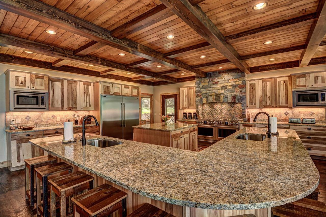 Whispering Pines Lodge: 9 Bedroom Eagle River Exterior photo