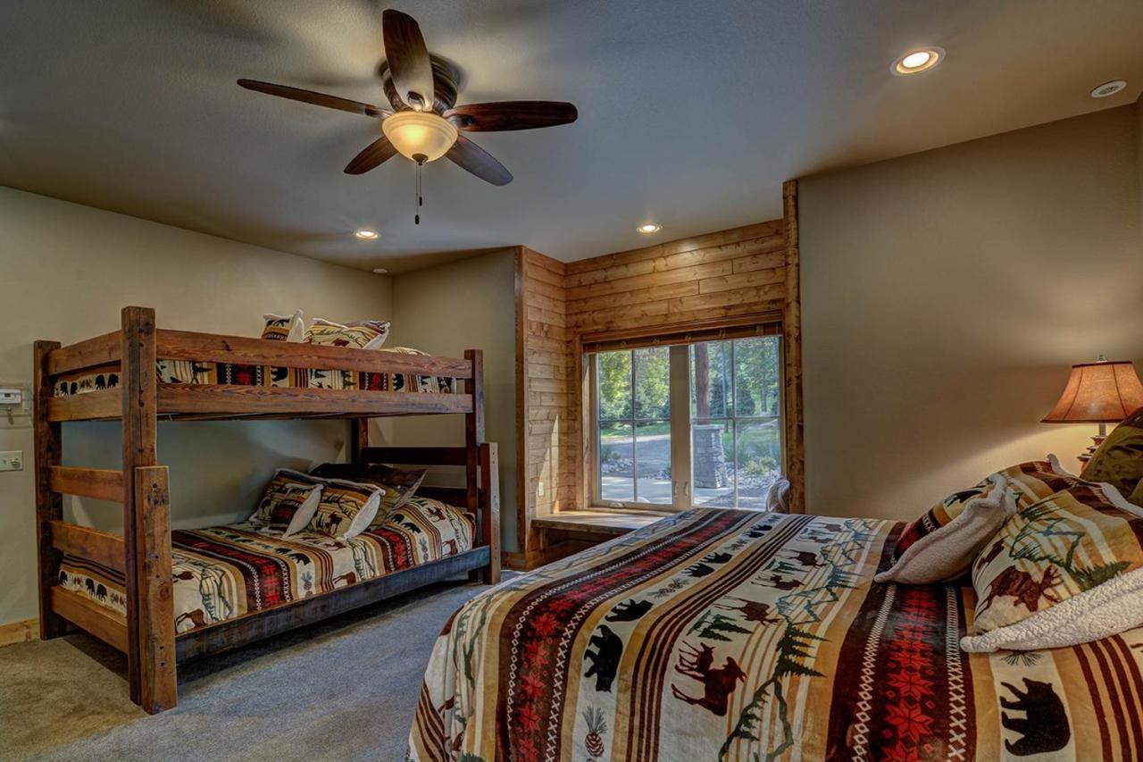 Whispering Pines Lodge: 9 Bedroom Eagle River Exterior photo