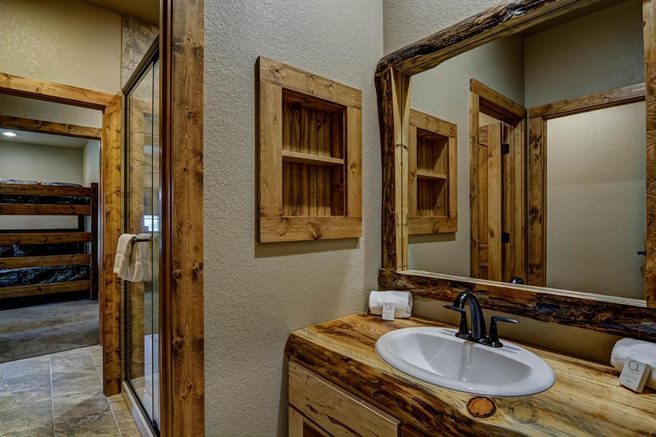 Whispering Pines Lodge: 9 Bedroom Eagle River Exterior photo