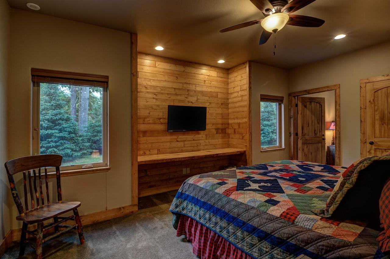 Whispering Pines Lodge: 9 Bedroom Eagle River Exterior photo