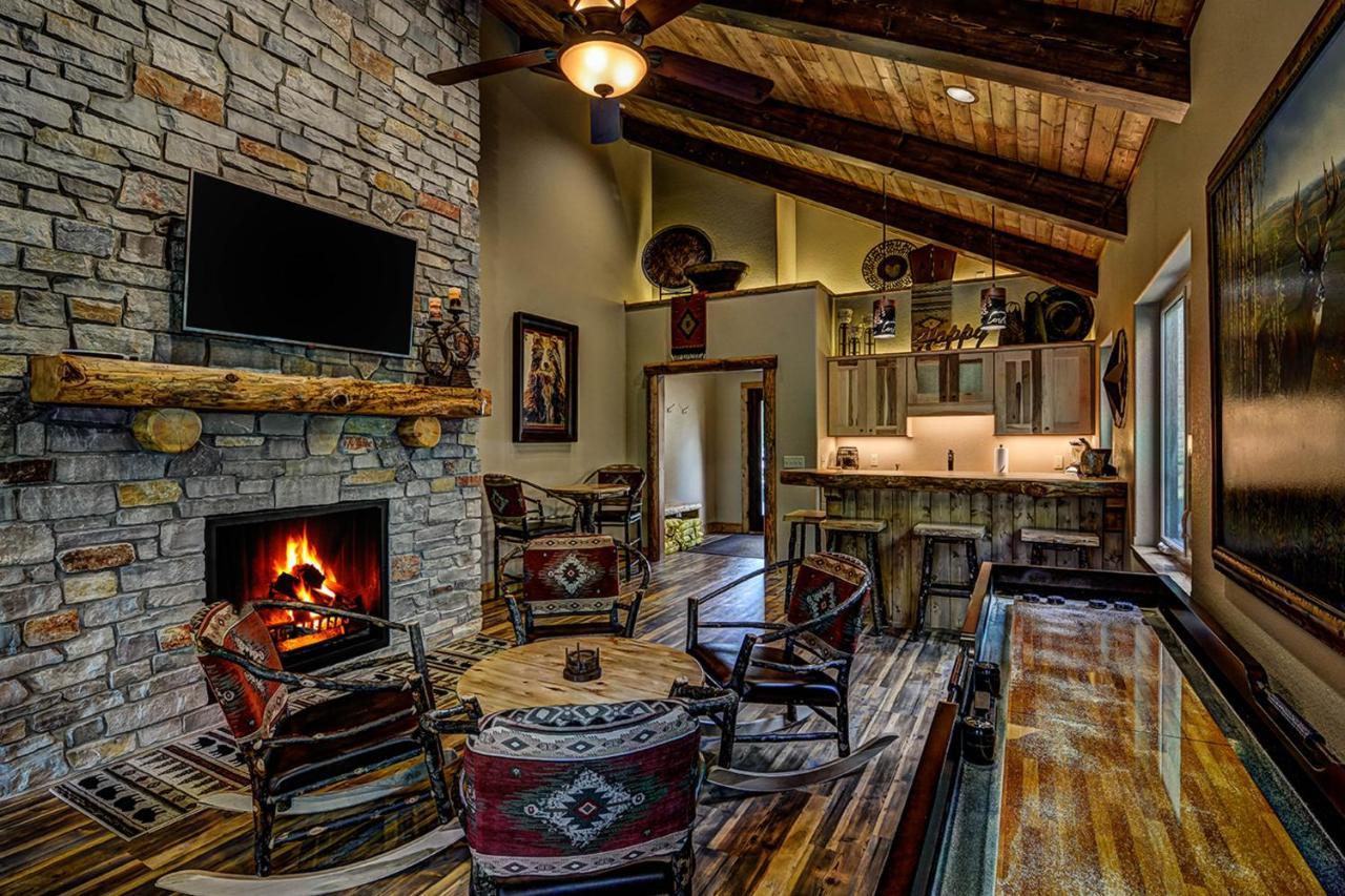 Whispering Pines Lodge: 9 Bedroom Eagle River Exterior photo