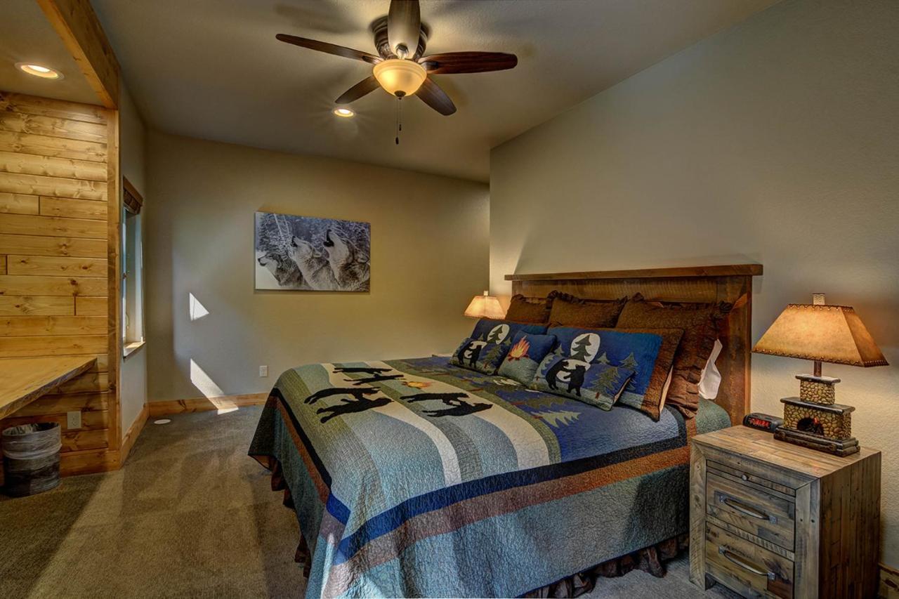 Whispering Pines Lodge: 9 Bedroom Eagle River Exterior photo