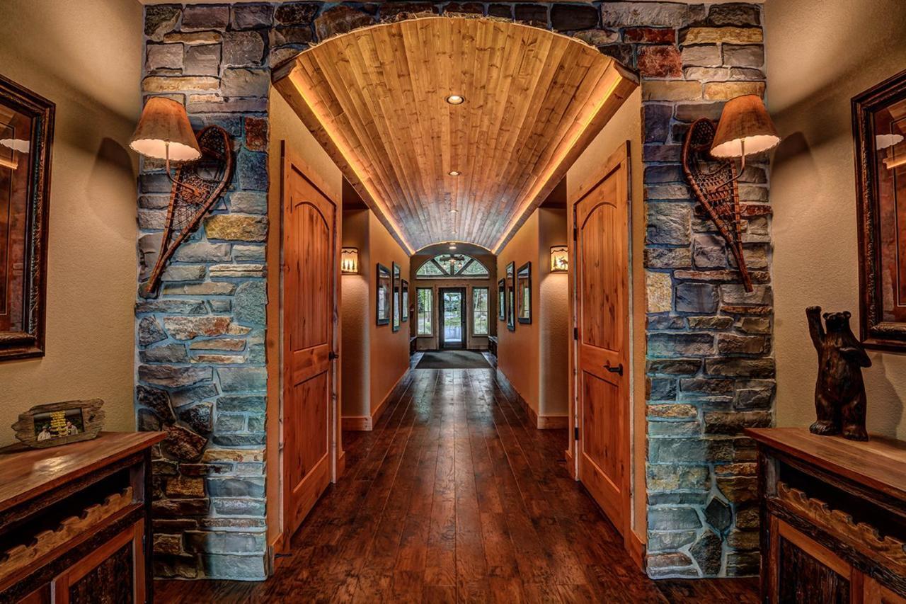 Whispering Pines Lodge: 9 Bedroom Eagle River Exterior photo